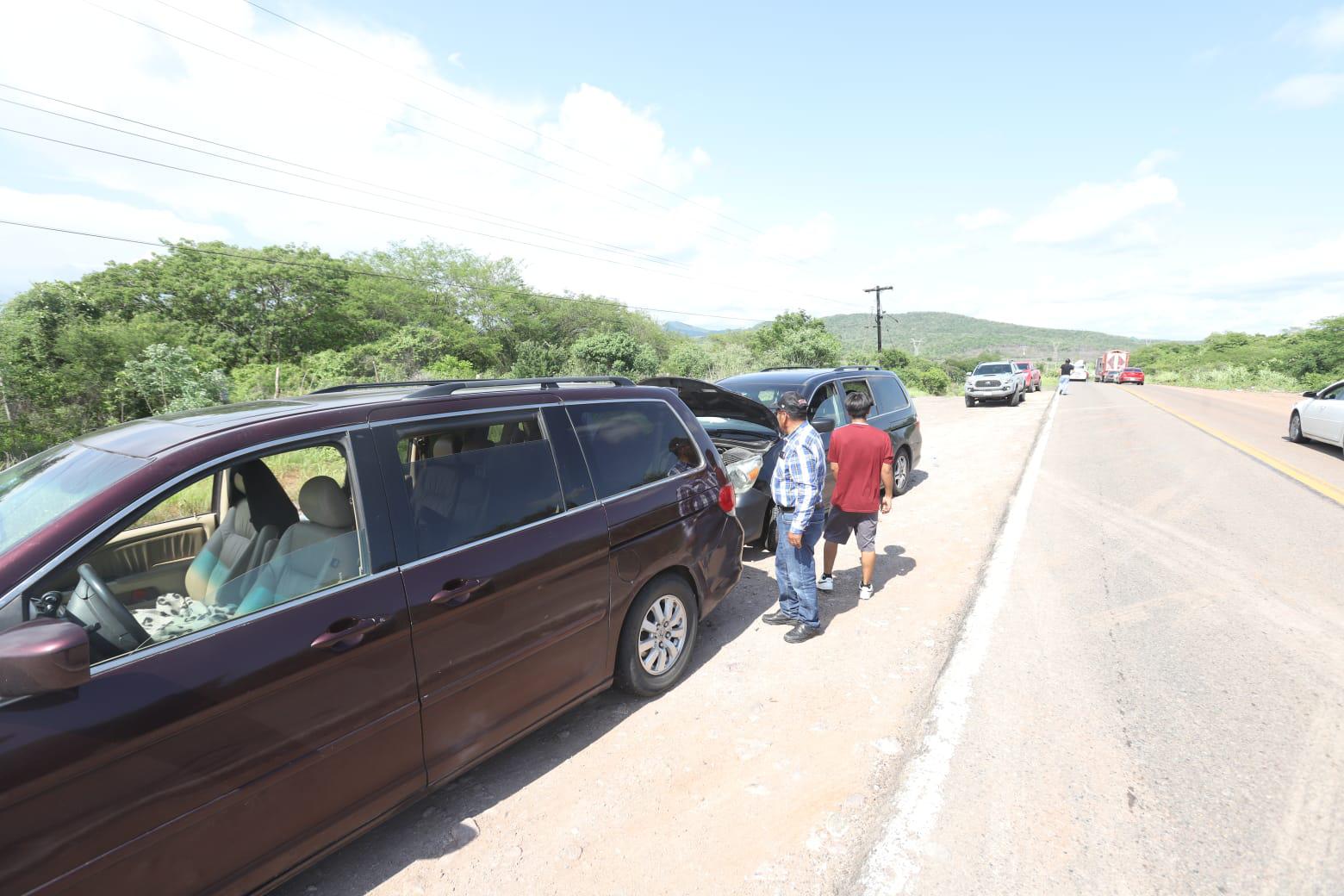 $!Carambola deja 5 vehículos dañados en la carretera México 15 en Aguaje de Costilla