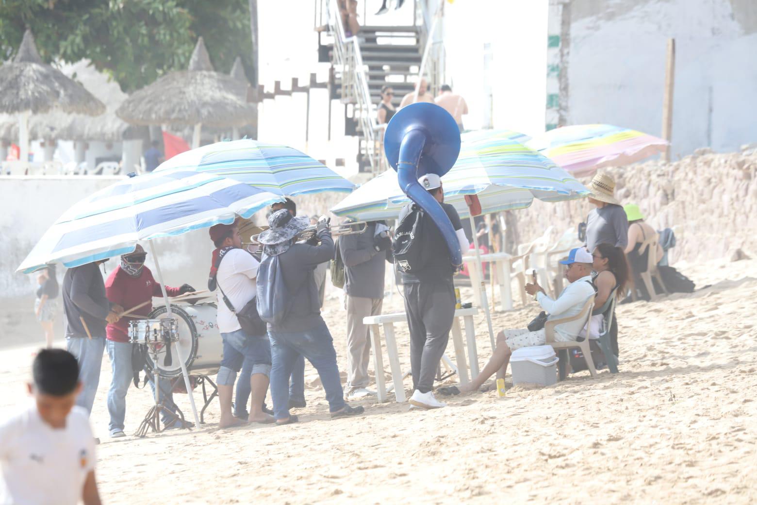 $!Reportan playas de Mazatlán buena afluencia de bañistas y mar tranquilo durante el domingo