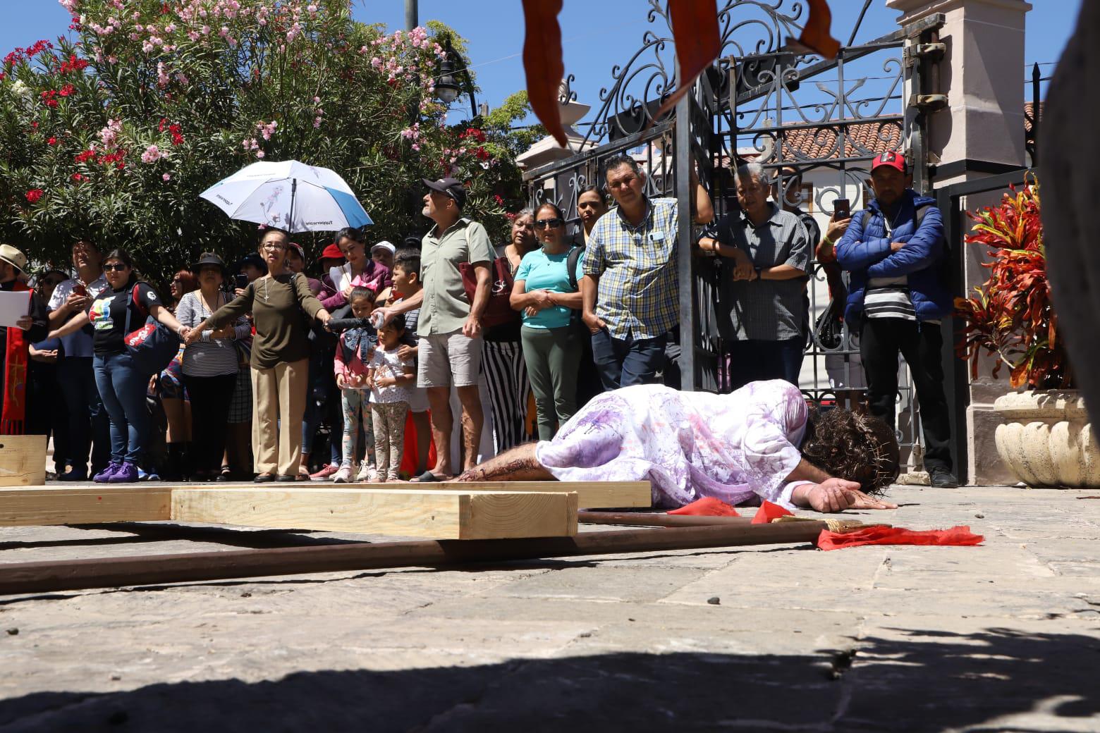 $!Escenifican el Viacrucis en el atrio de la Catedral de Mazatlán