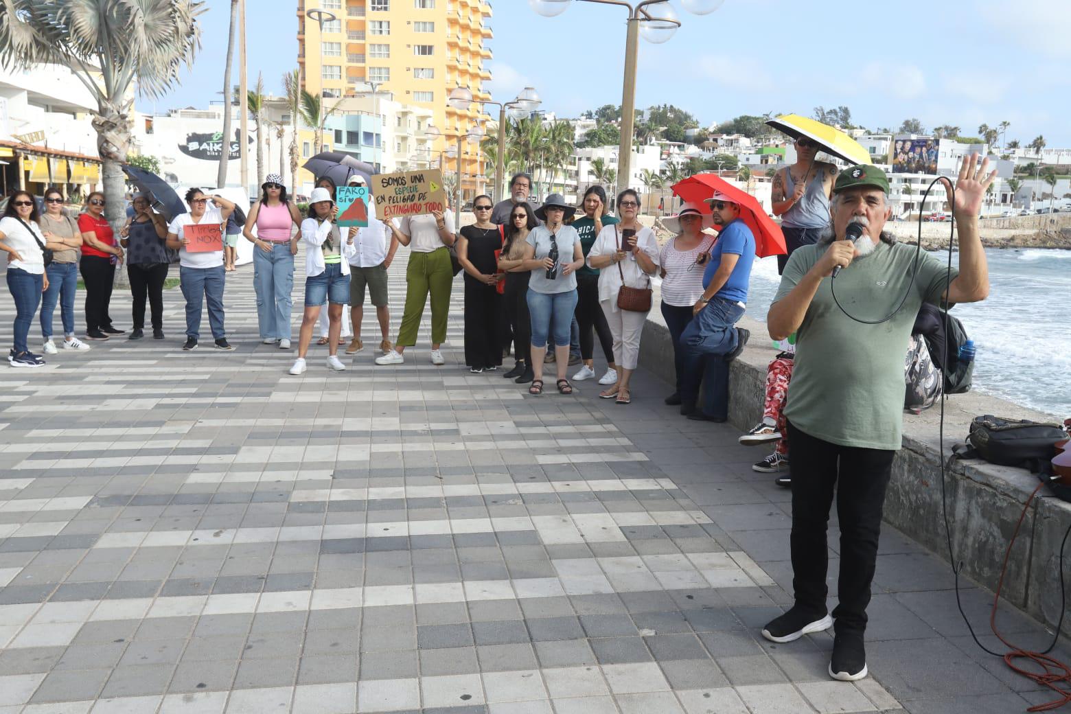 $!Acuden mazatlecos a Olas Altas para defender al Faro