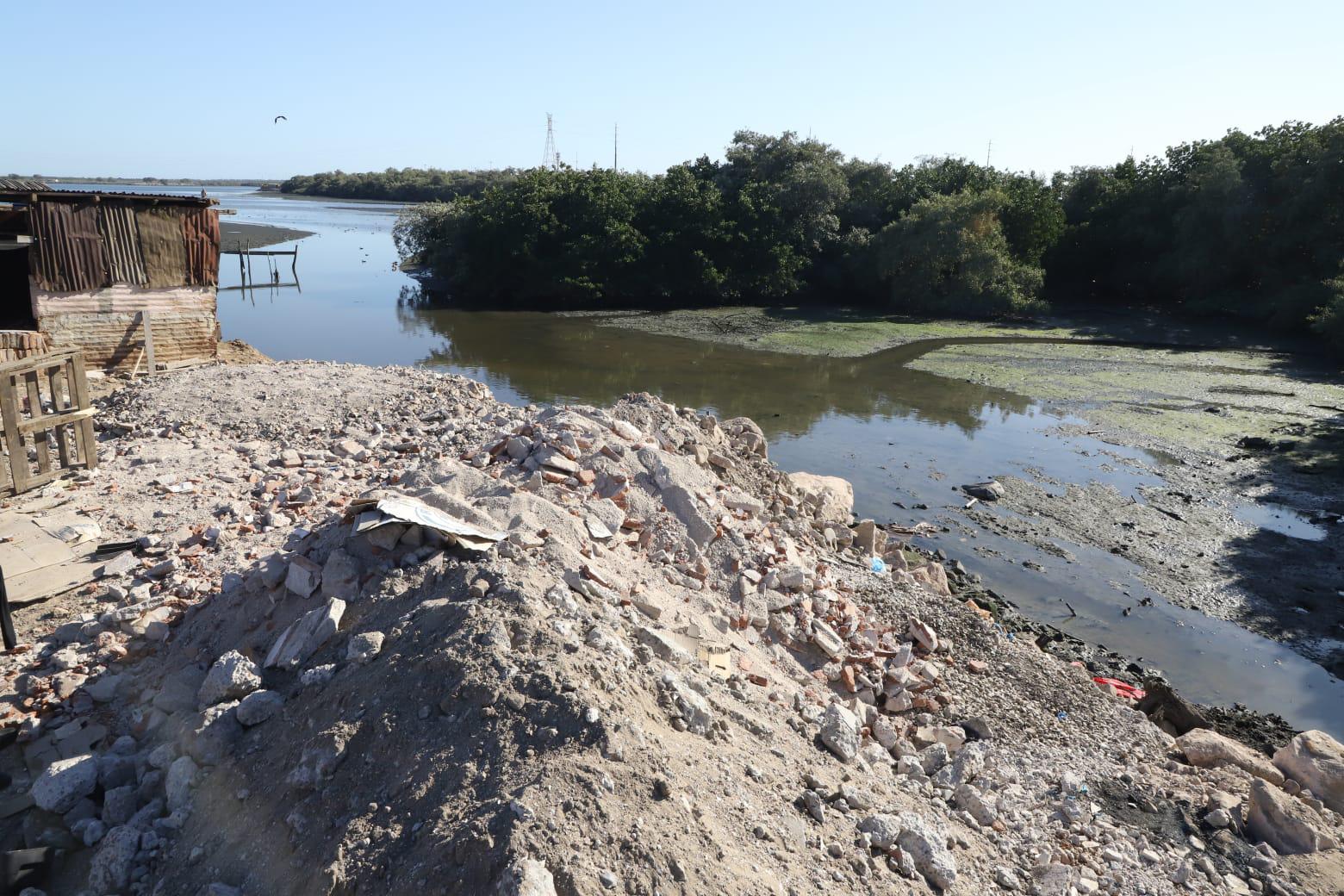 $!Vecinos de la Madero en Mazatlán denuncian canal colapsado