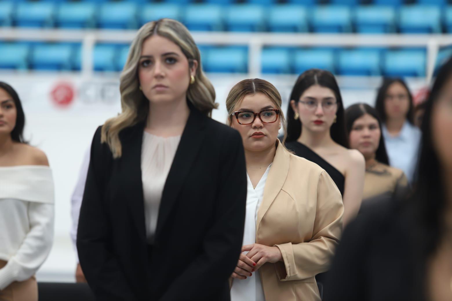 $!En honor a su hermano y a su lucha como rastreadora, Alejandra es hoy egresada de Medicina