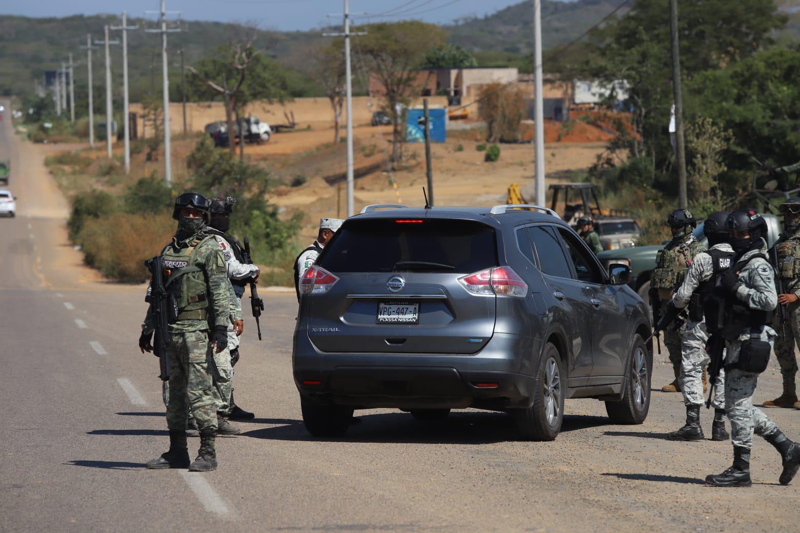 $!Implementan Fuerzas Armadas y policiales punto de revisión en área de Cerritos, en Mazatlán