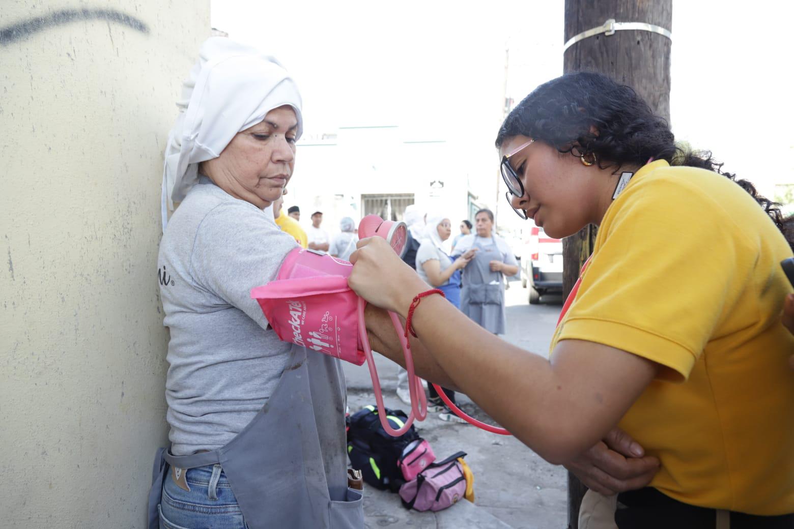 $!Fuga de amoníaco en fábrica de hielo intoxica personal de una pastelería en Mazatlán