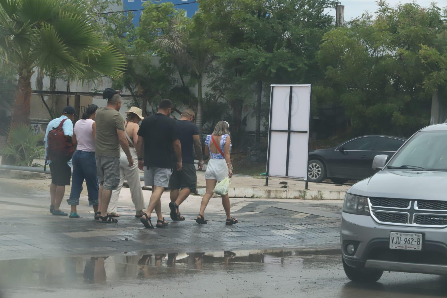 $!Turistas salen a disfrutar de Mazatlán después de las fuertes lluvias