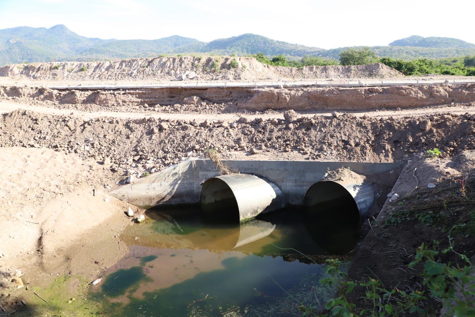 $!Advierten severas deficiencias en el canal de riego de El Roble, en Mazatlán