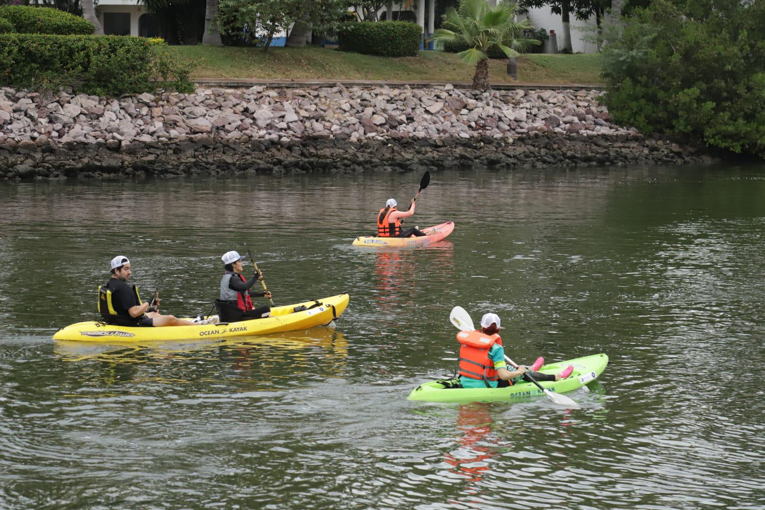 $!Decenas de kayaks surcan Marina Costa Bonita en una regata solidaria navideña