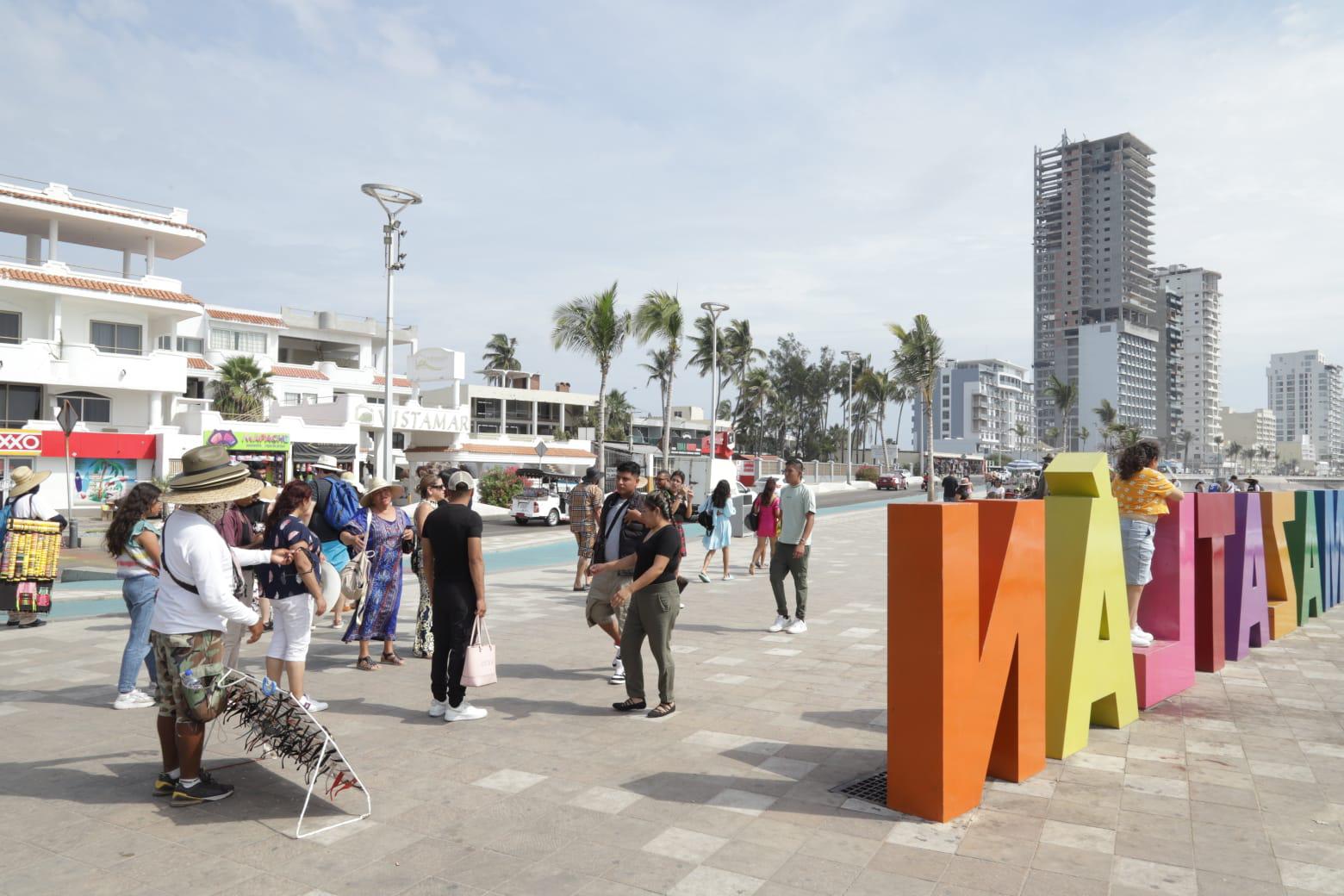 $!Turistas disfrutan de los atractivos en Mazatlán y aprovechan el fin de semana largo