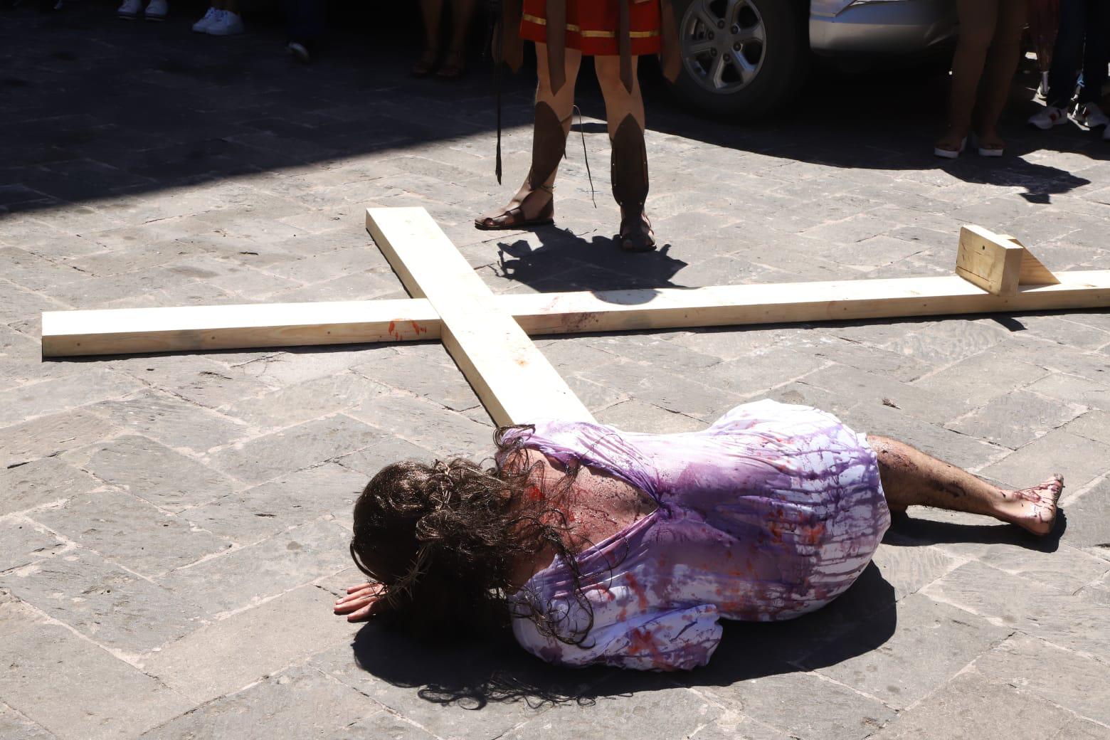 $!Escenifican el Viacrucis en el atrio de la Catedral de Mazatlán