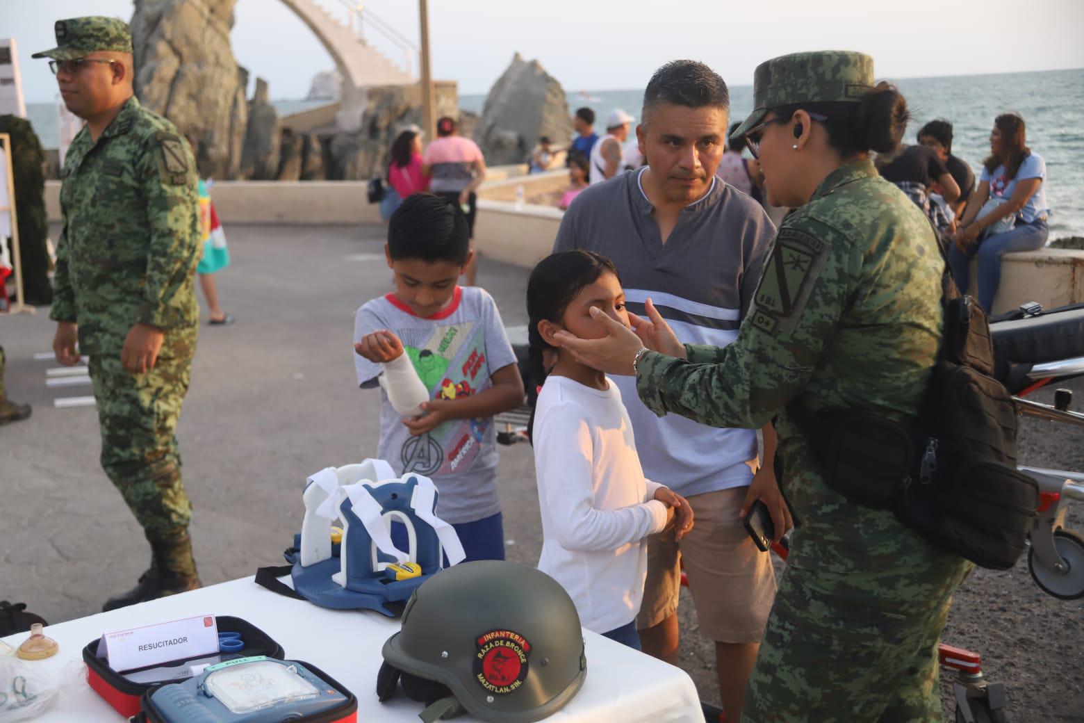 $!Realiza Ejército Mexicano Exposición Militar en la Glorieta Sánchez Taboada, en Mazatlán