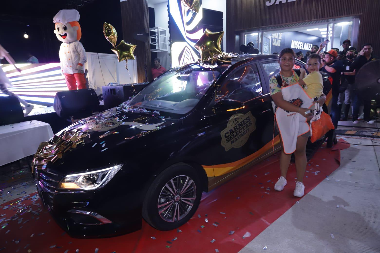 $!Joselyn Gollaz es la ganadora del automóvil que rifó por su apertura en Mazatlán Carnes Selectas Nayarit