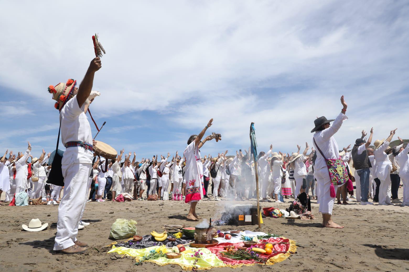 $!Saludan al Sol en la zona arqueológica de Las Labradas