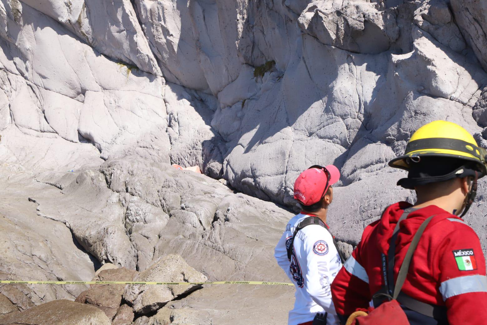 $!Joven muere tras caer entre las rocas desde el cerro de Playa Brujas en Mazatlán