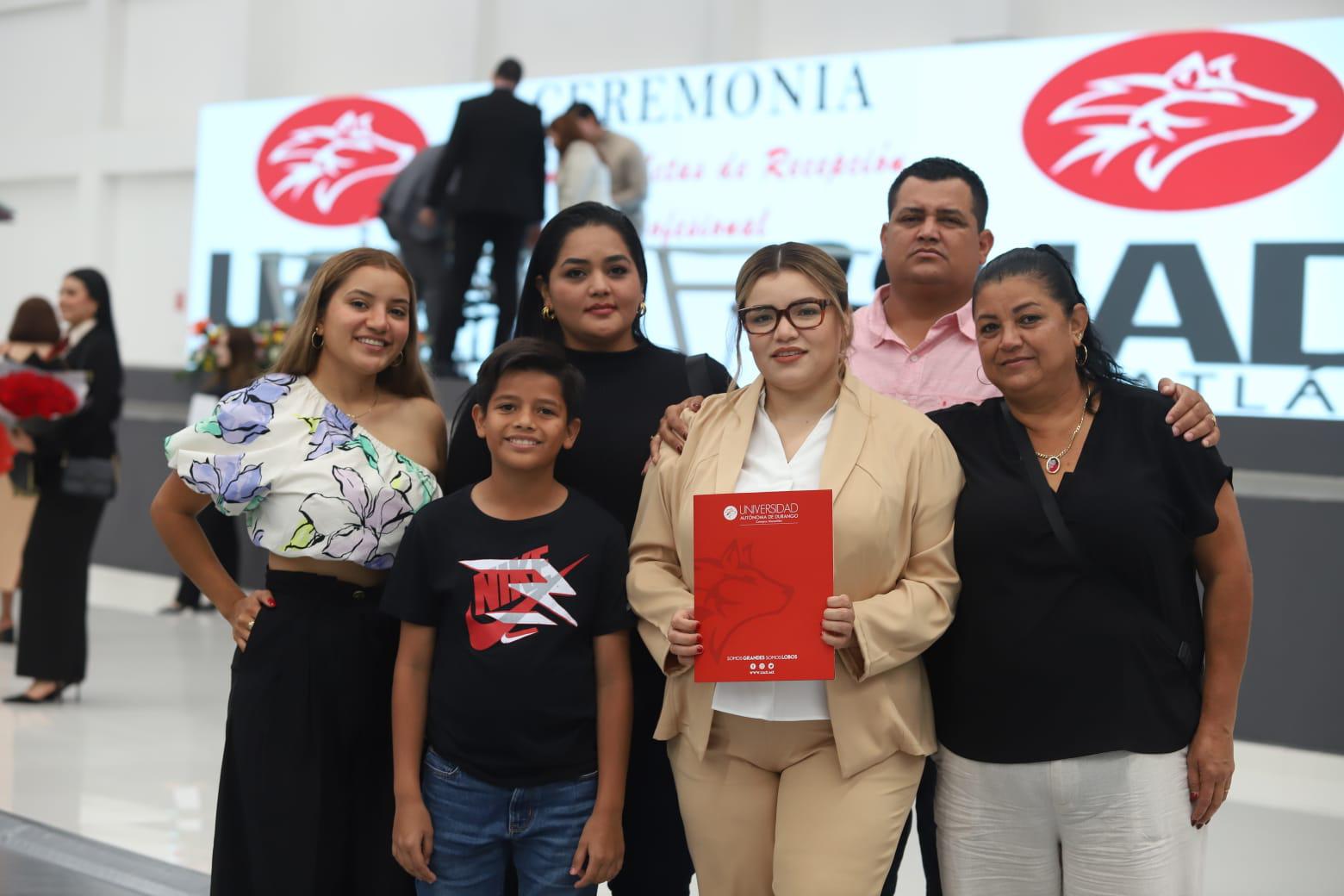 $!En honor a su hermano y a su lucha como rastreadora, Alejandra es hoy egresada de Medicina