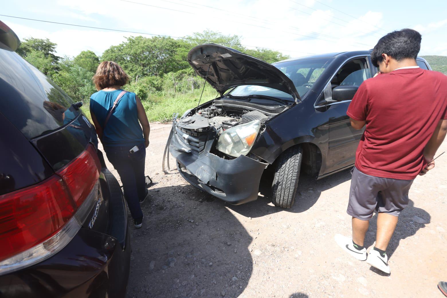 $!Carambola deja 5 vehículos dañados en la carretera México 15 en Aguaje de Costilla