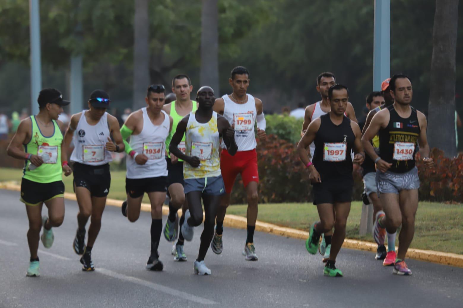 $!¡Orgullo mexiquense! Antonio Vara y Reyna Rivera dominan los 21K del Maratón Pacífico