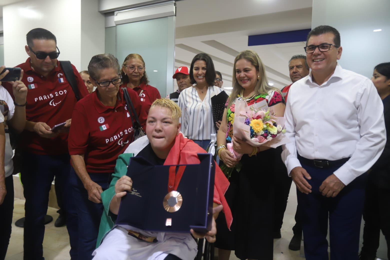 $!Entre música y mucho calor humano arribó al puerto la multimedallista Rosa María Guerrero