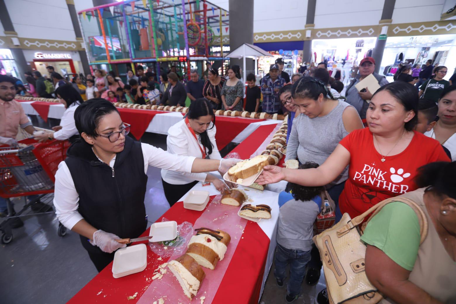 $!Casa Ley consiente a sus clientes con una gigante Rosca de Reyes