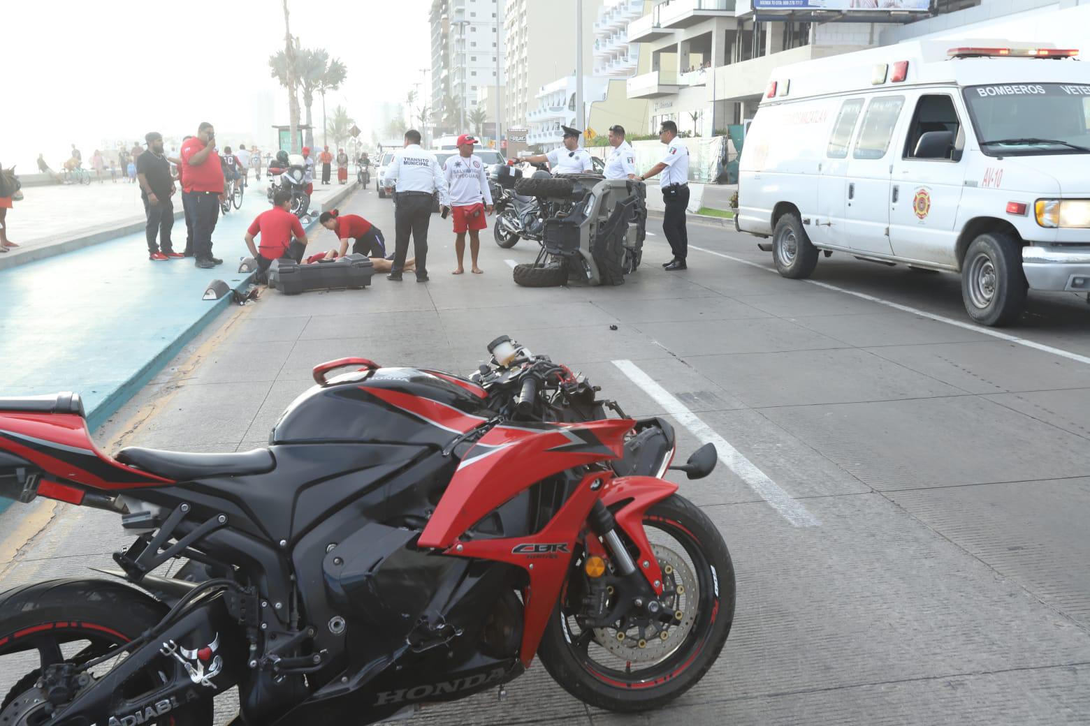 $!Choque entre motos deja tres lesionados en el Malecón de Mazatlán