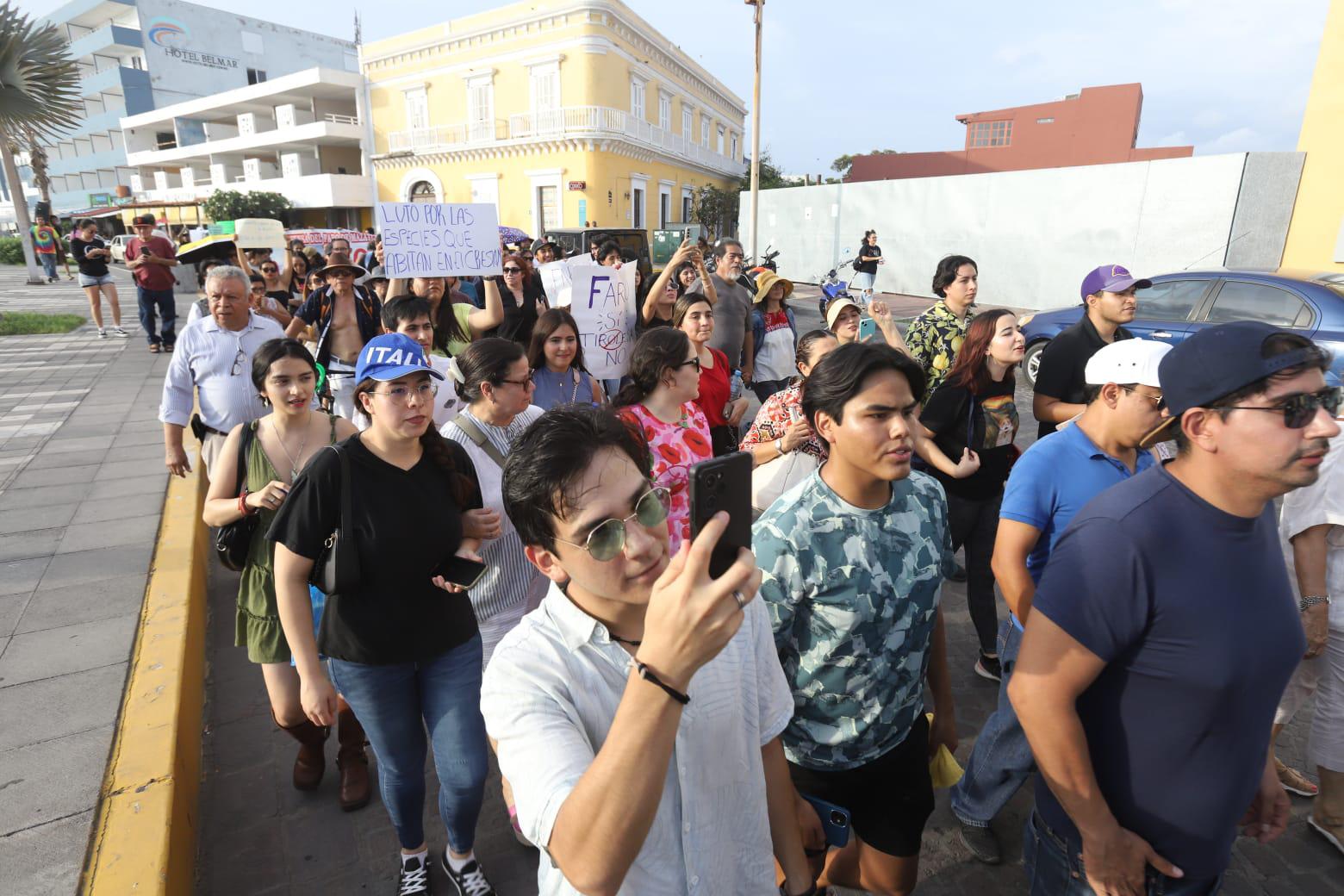 $!Acuden mazatlecos a Olas Altas para defender al Faro