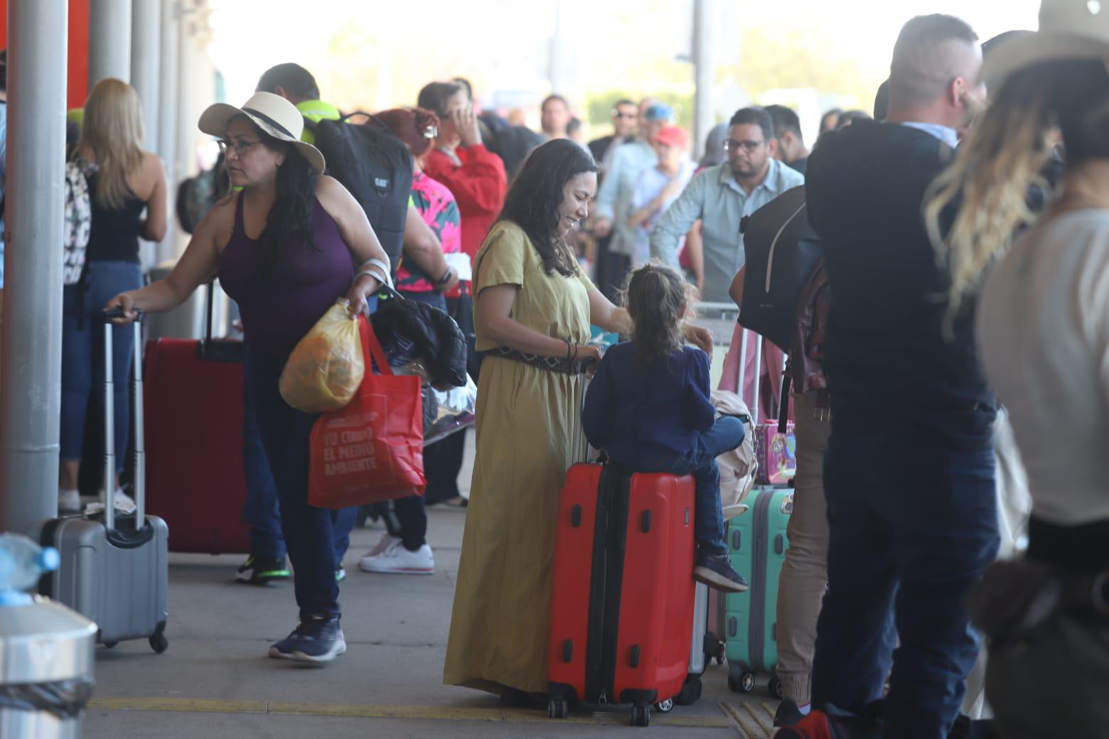 $!Transitan más de 180 mil pasajeros en Aeropuerto de Mazatlán durante marzo