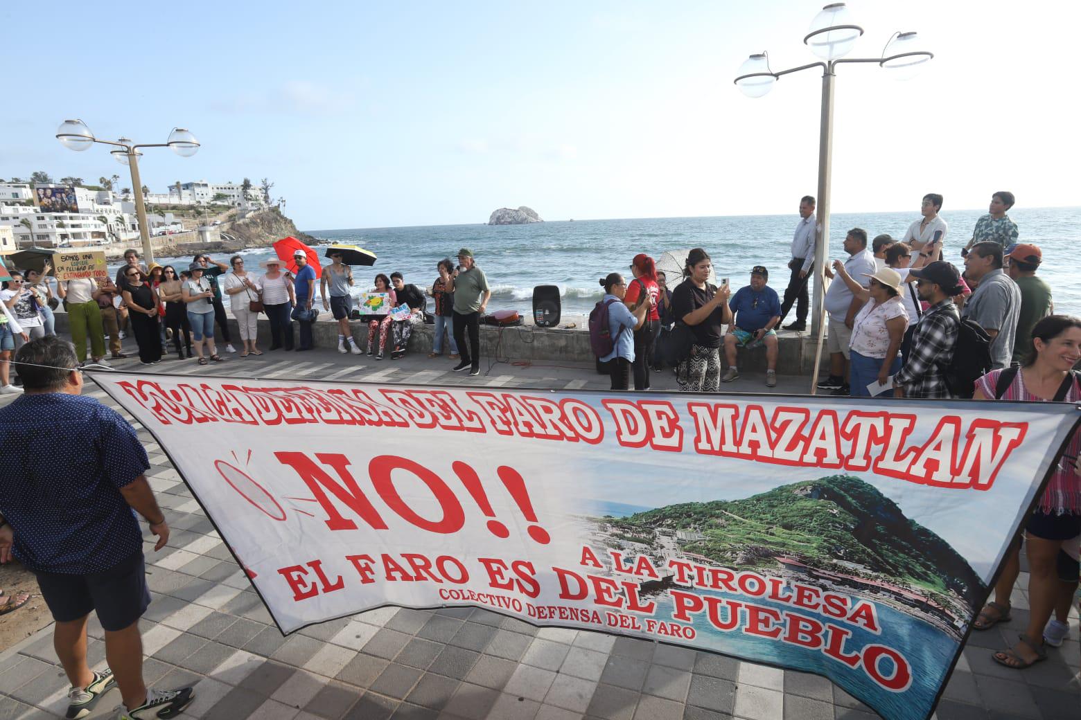 $!Acuden mazatlecos a Olas Altas para defender al Faro