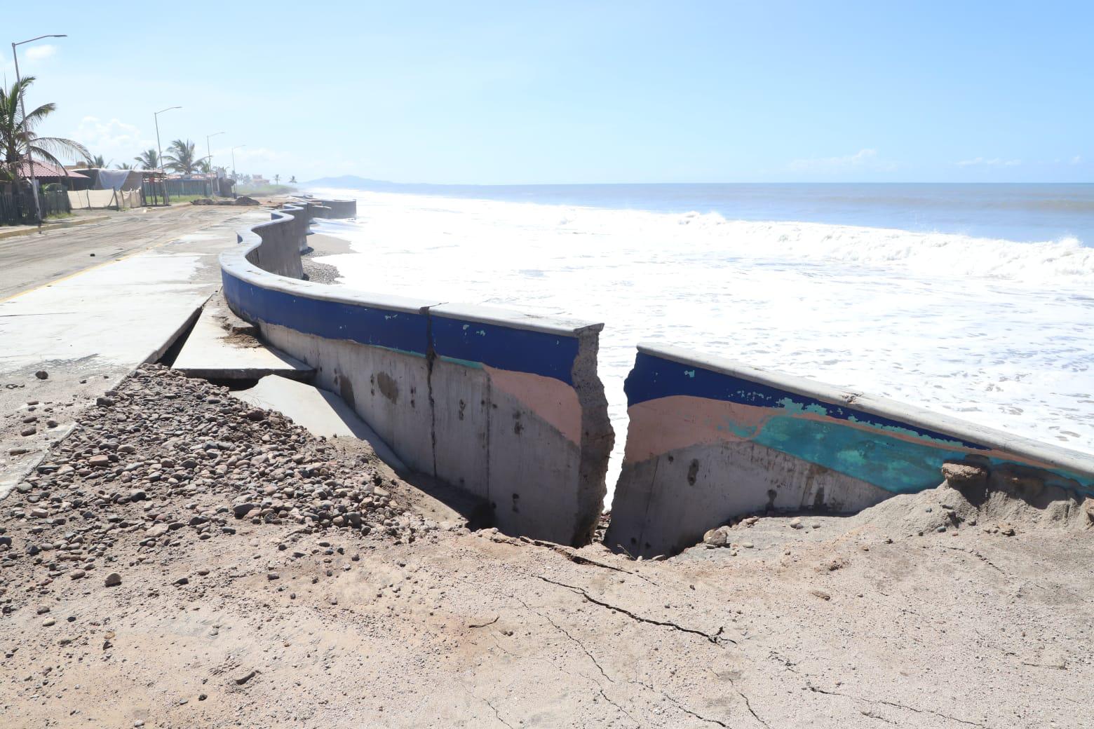 $!Restringen paso a Playa Ceuta, en Elota, debido a los daños al malecón por oleaje de ‘Kay’