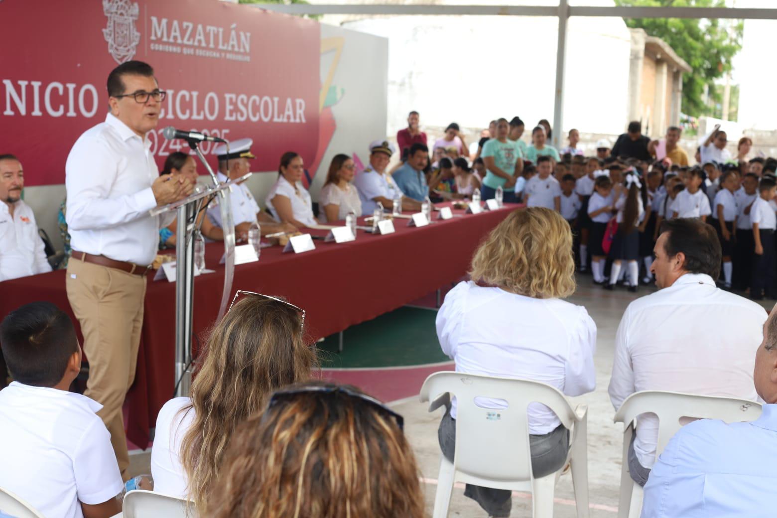 $!Arranca en Mazatlán el ciclo escolar con Lunes Cívico en la Primaria Renato Vega Amador