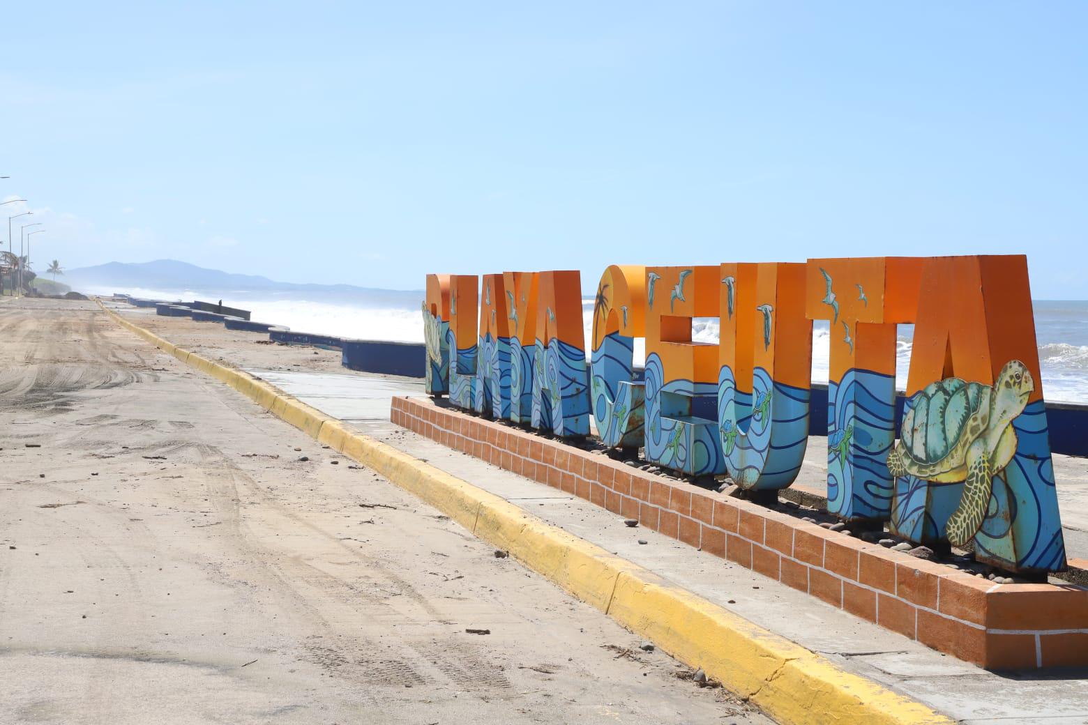 $!Restringen paso a Playa Ceuta, en Elota, debido a los daños al malecón por oleaje de ‘Kay’