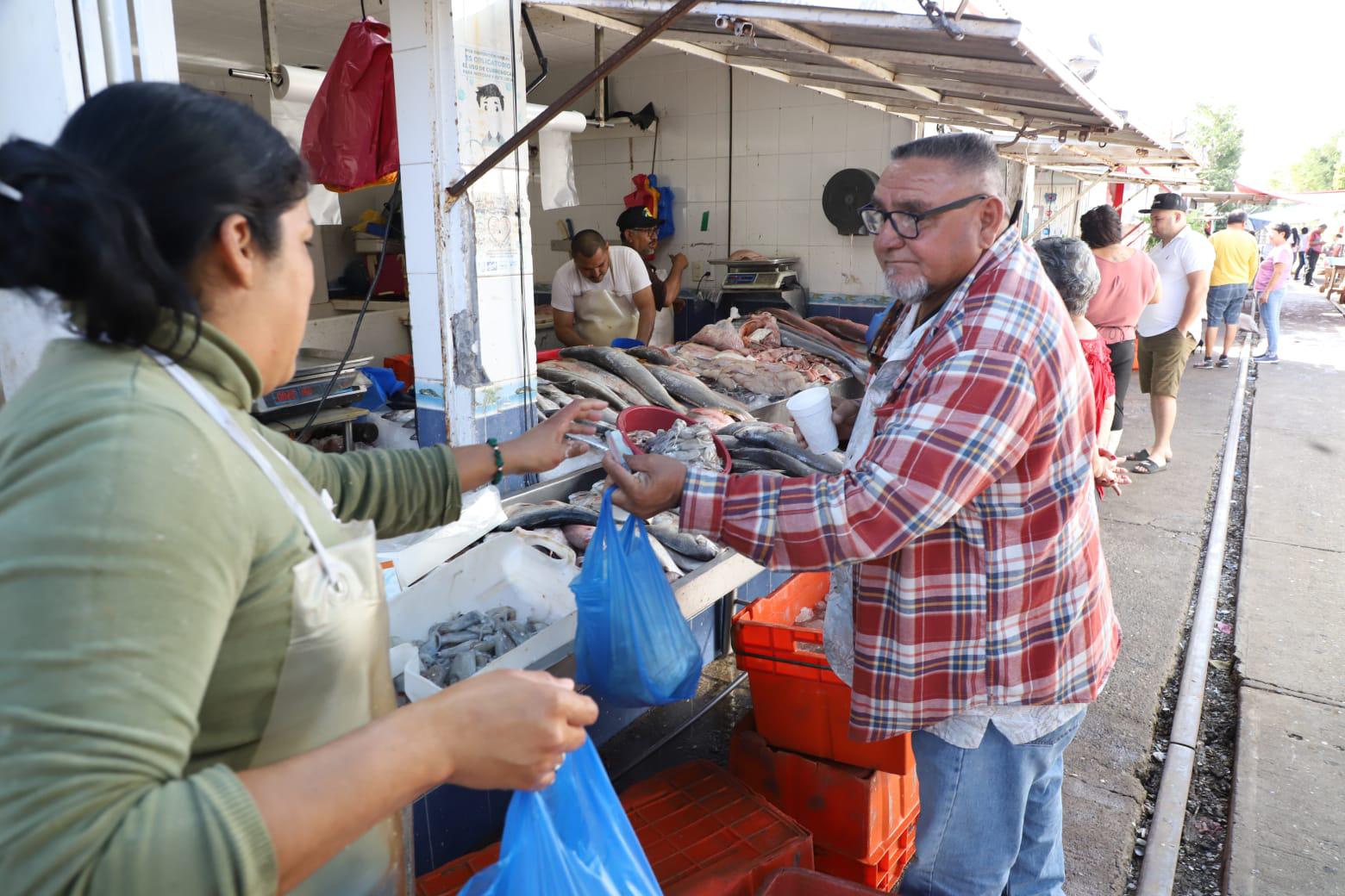 $!Mazatlecos acaparan el pescado en el marco de la celebración de Año Nuevo