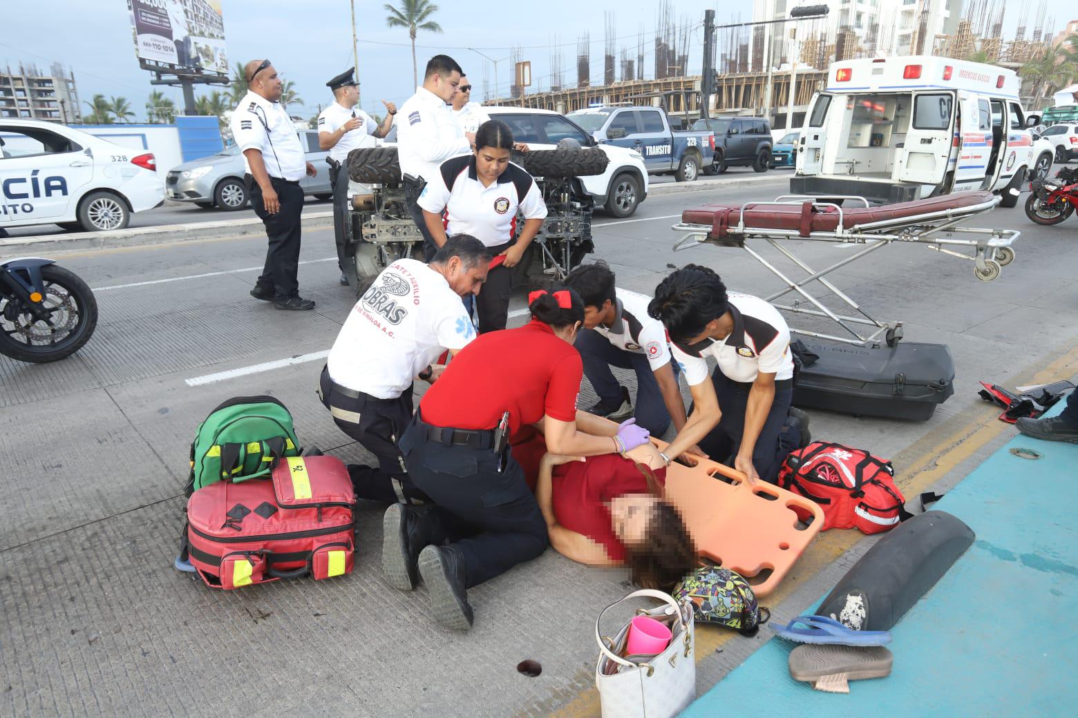 $!Choque entre motos deja tres lesionados en el Malecón de Mazatlán