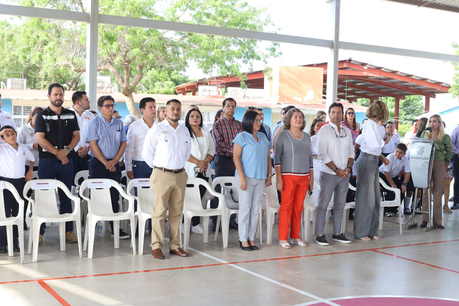 $!Arranca en Mazatlán el ciclo escolar con Lunes Cívico en la Primaria Renato Vega Amador