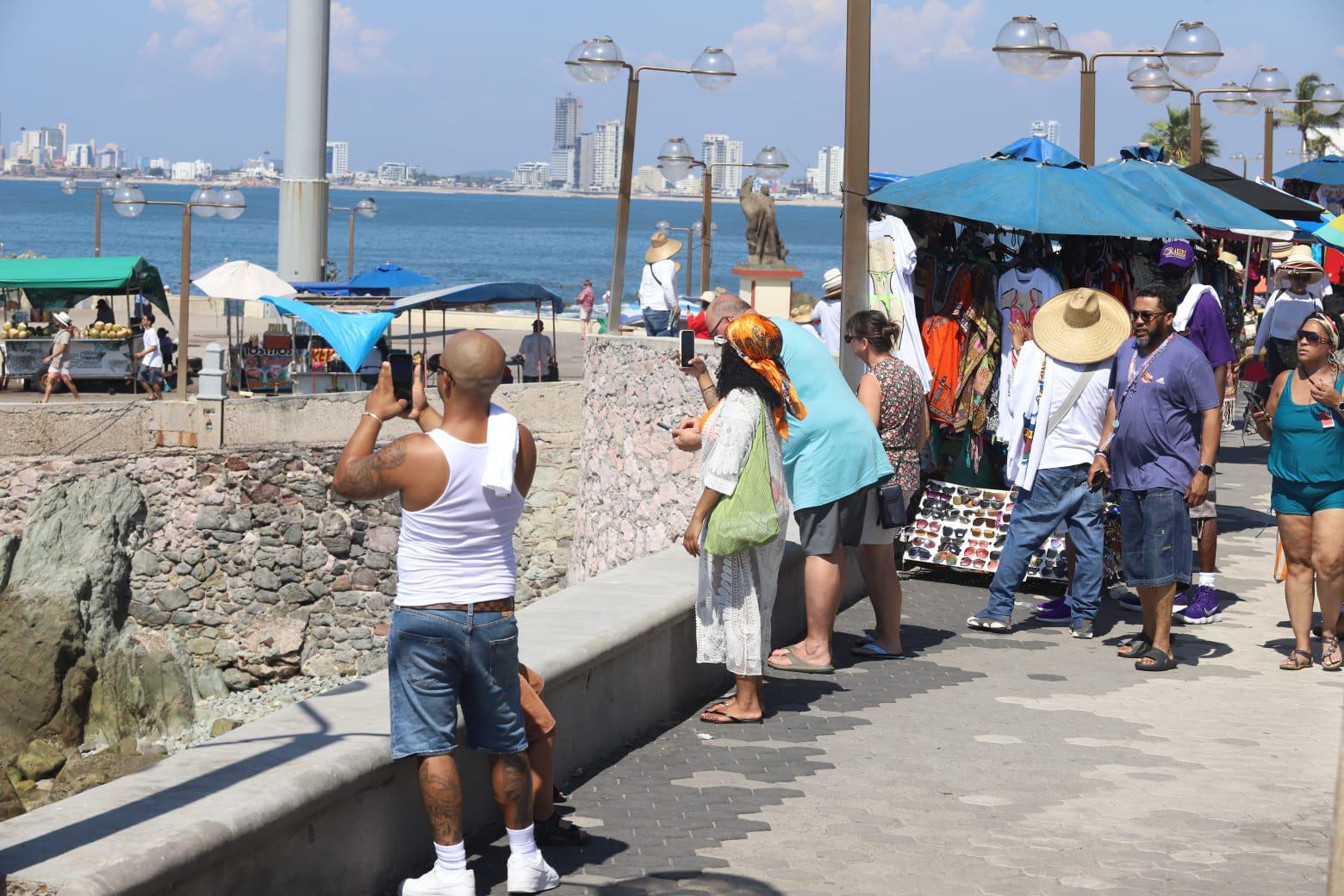 $!Por segundo día, llegan dos cruceros turísticos a Mazatlán, con 6 mil 478 pasajeros