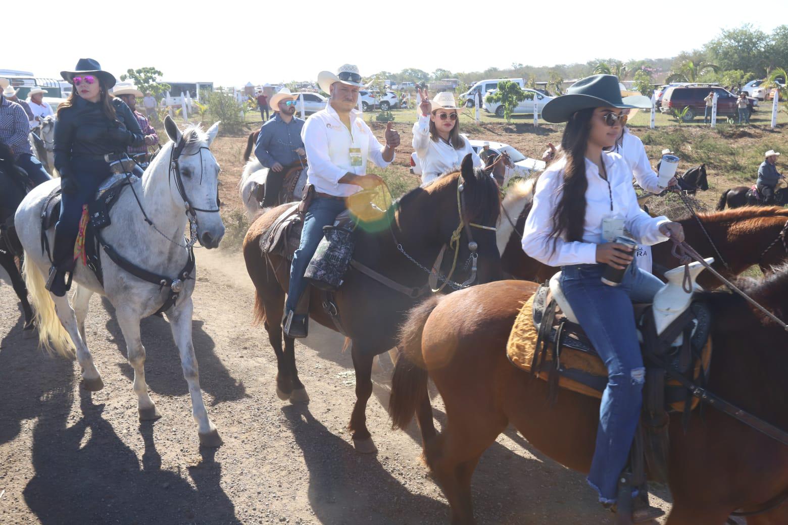 $!Celebran en Mazatlán la Gran Cabalgata de la familia Escobar