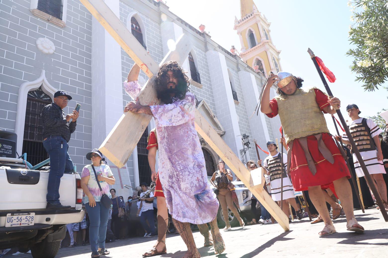 $!Escenifican el Viacrucis en el atrio de la Catedral de Mazatlán