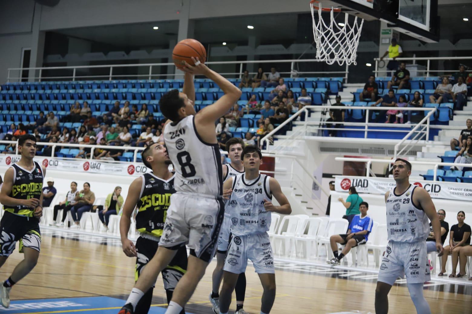 $!Piratas Basketball vuelve a sufrir en casa, ahora cae ante Escuderos