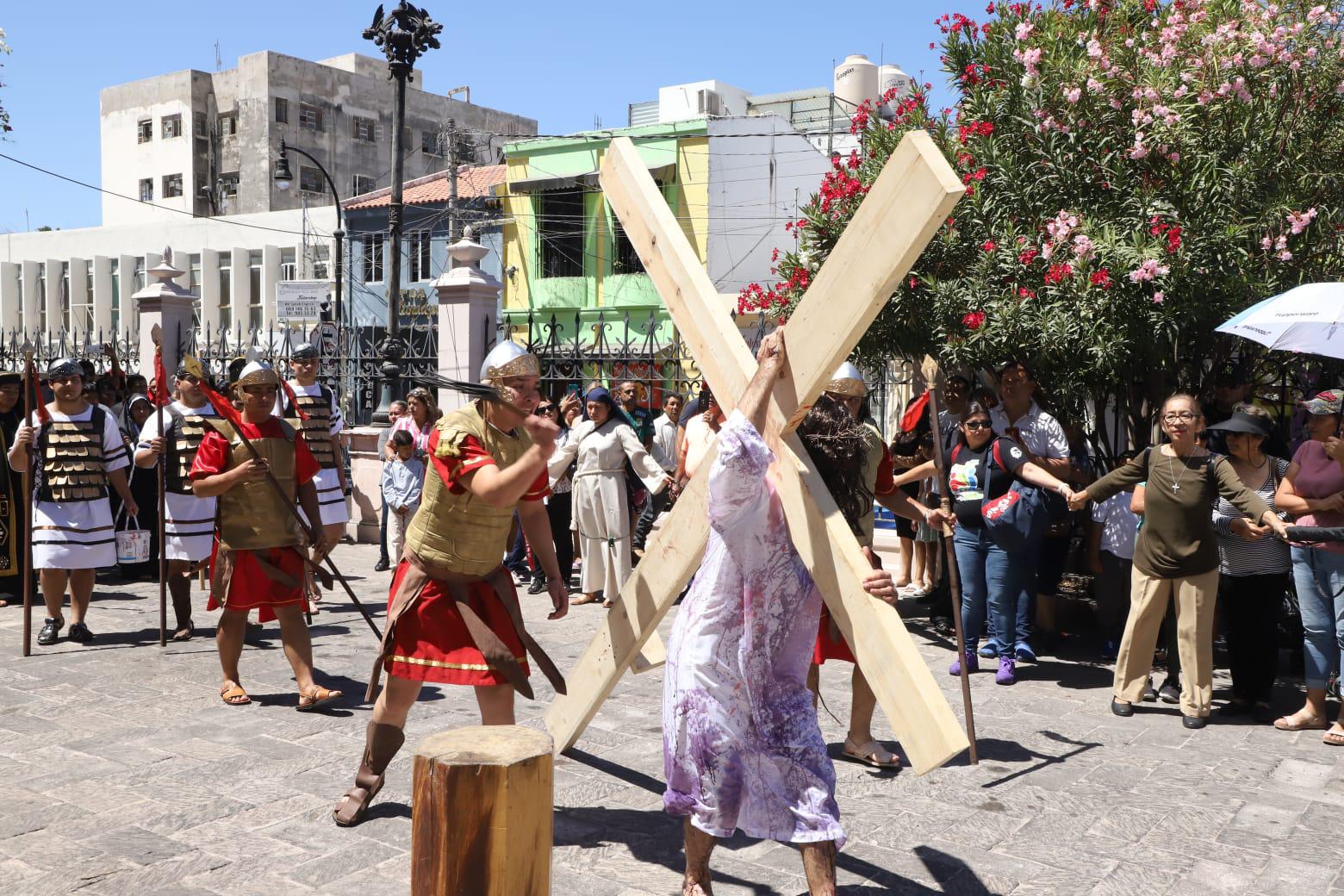 $!Escenifican el Viacrucis en el atrio de la Catedral de Mazatlán