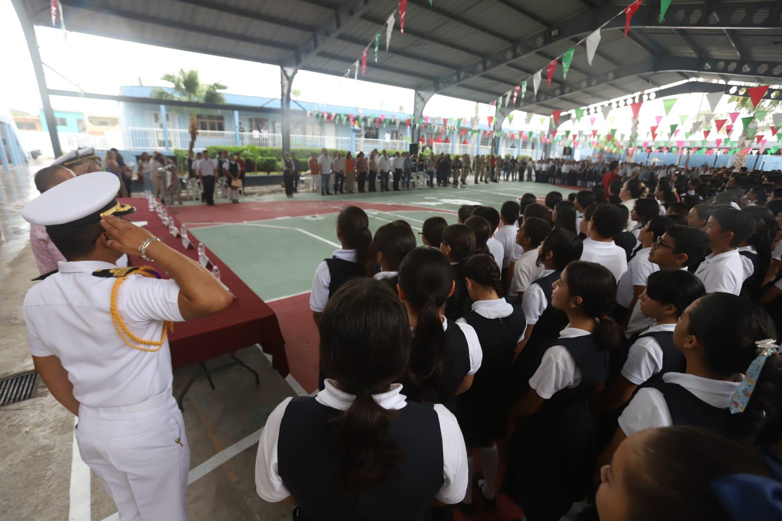 $!Anima Alcalde de Mazatlán a estudiantes de Secundaria a ser personas de bien durante Lunes Cívico