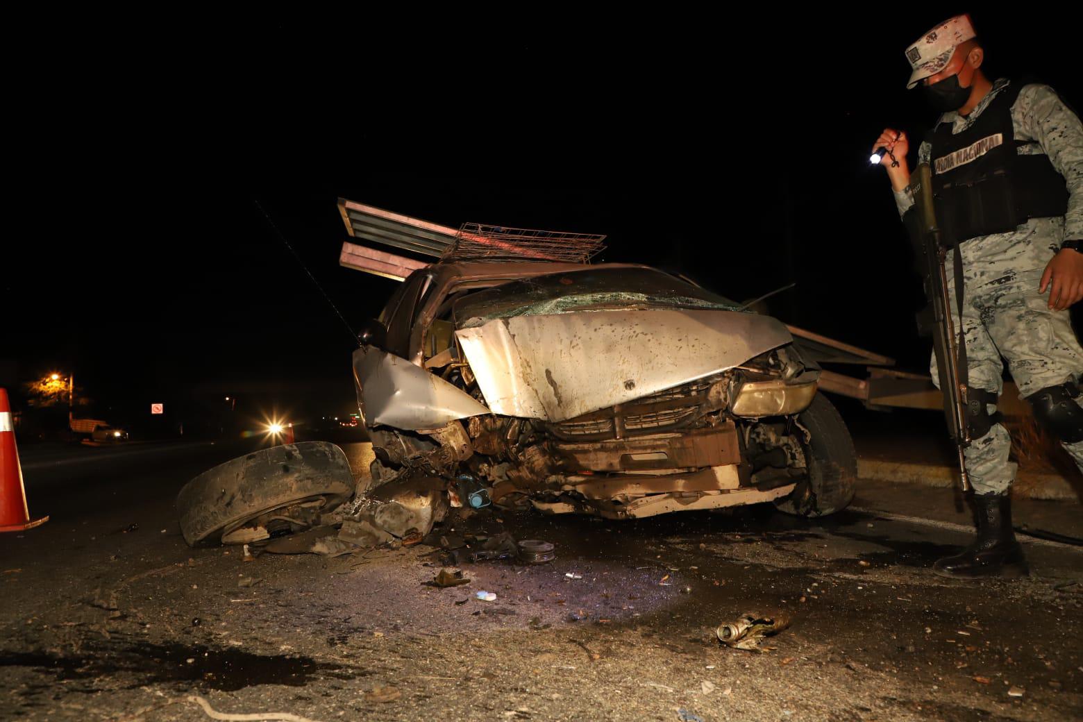 $!Fuerte choque en crucero de La Urraca, al sur de Mazatlán; derriba poste con señalética