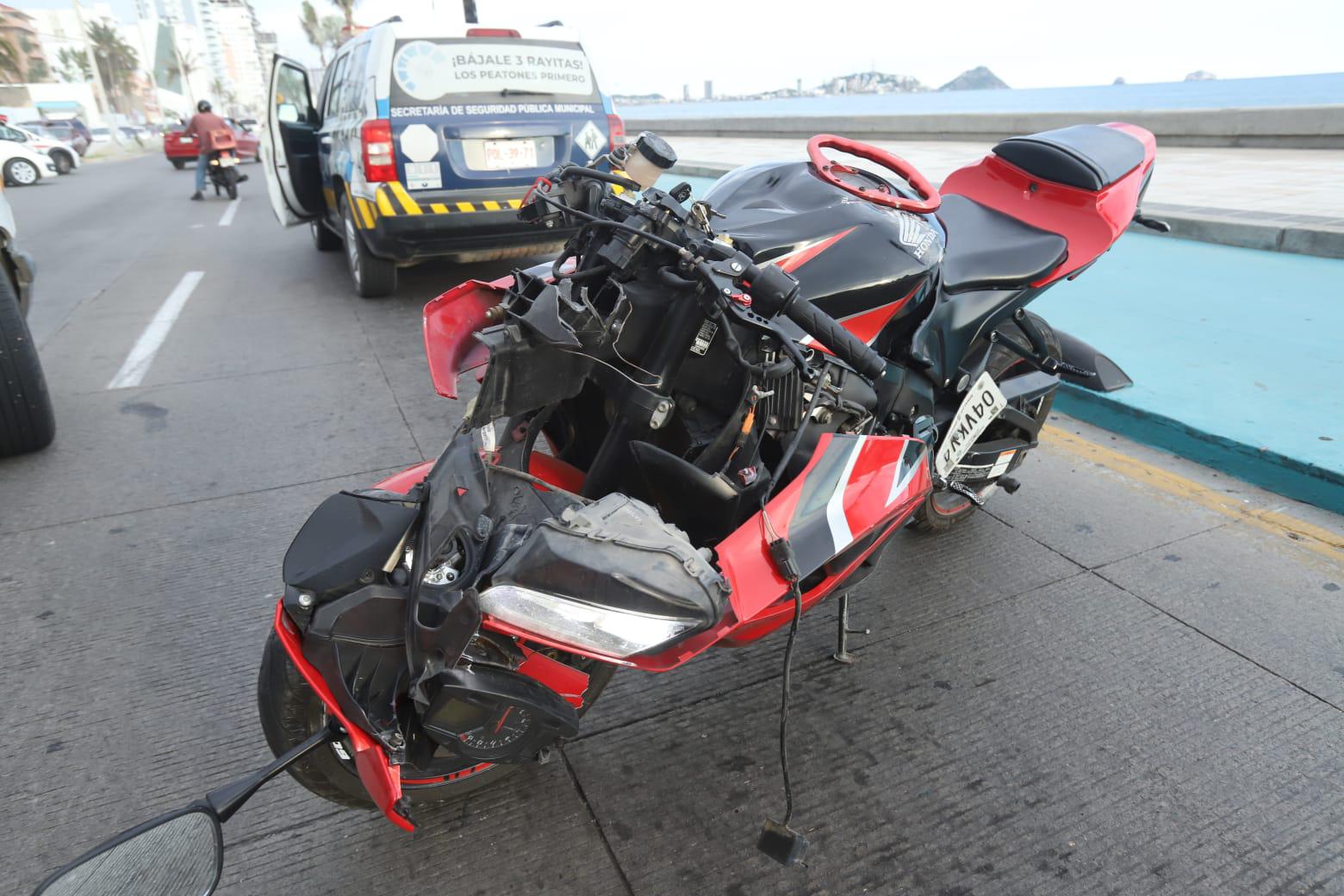 $!Choque entre motos deja tres lesionados en el Malecón de Mazatlán