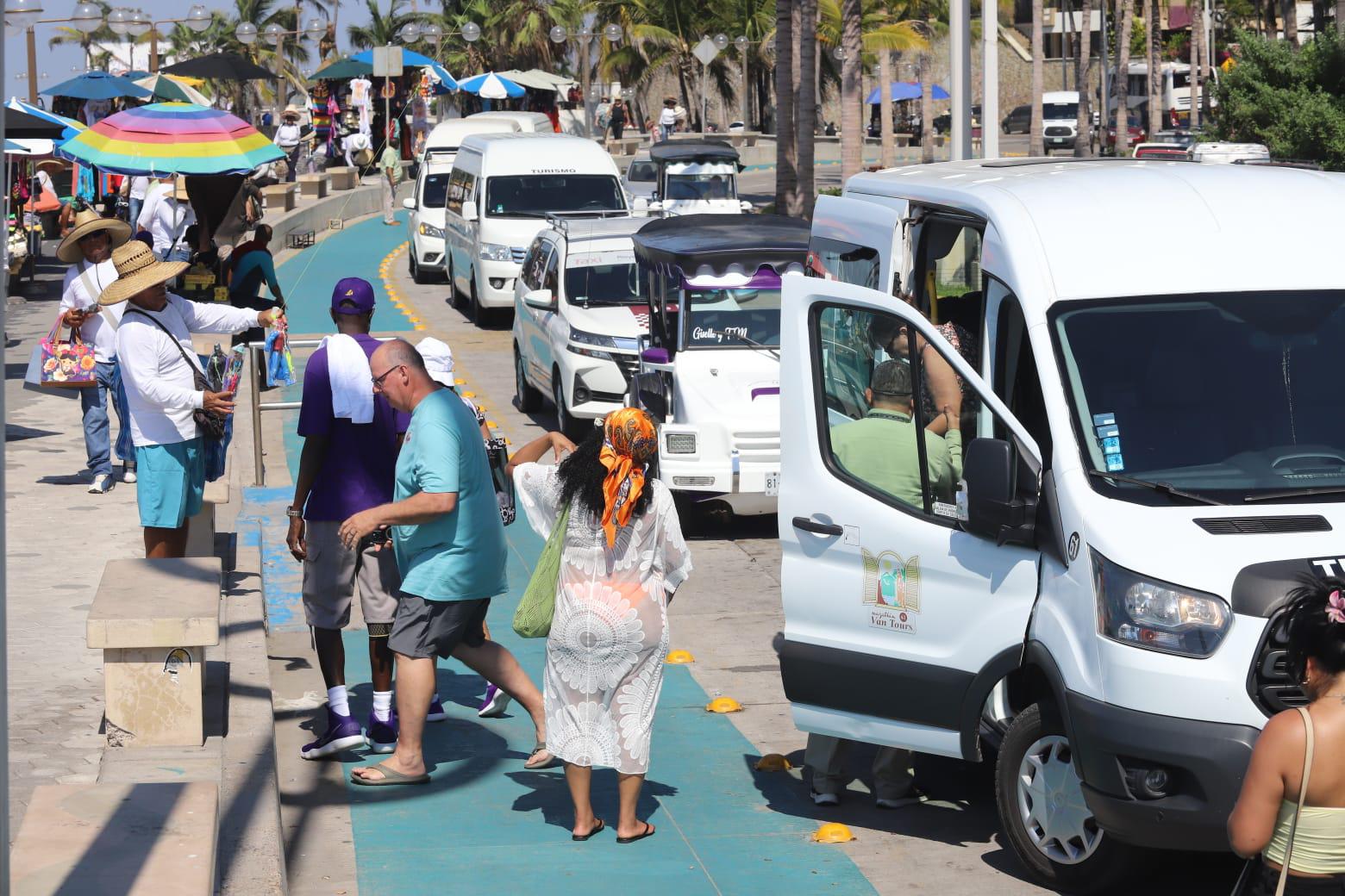 $!Por segundo día, llegan dos cruceros turísticos a Mazatlán, con 6 mil 478 pasajeros