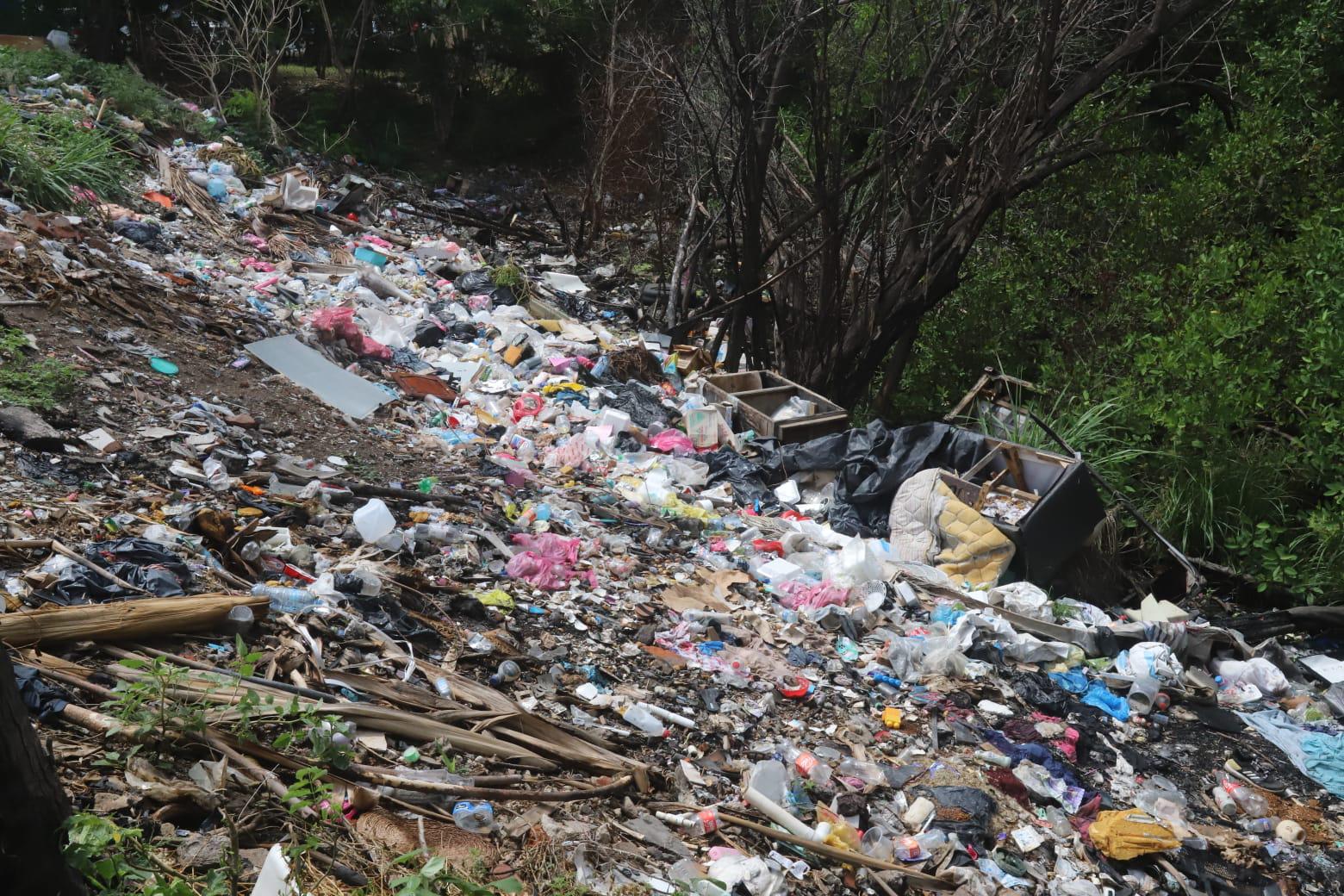 $!Montones de basura ‘inundan’ las orillas del Estero del Infiernillo