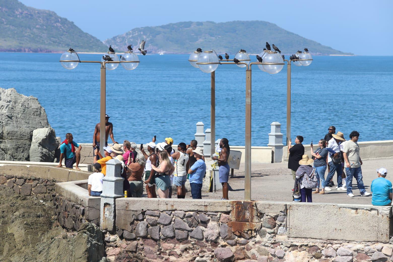 $!Por segundo día, llegan dos cruceros turísticos a Mazatlán, con 6 mil 478 pasajeros