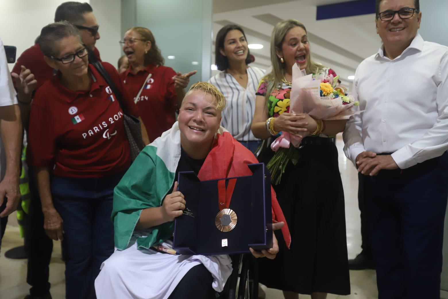 $!Entre música y mucho calor humano arribó al puerto la multimedallista Rosa María Guerrero