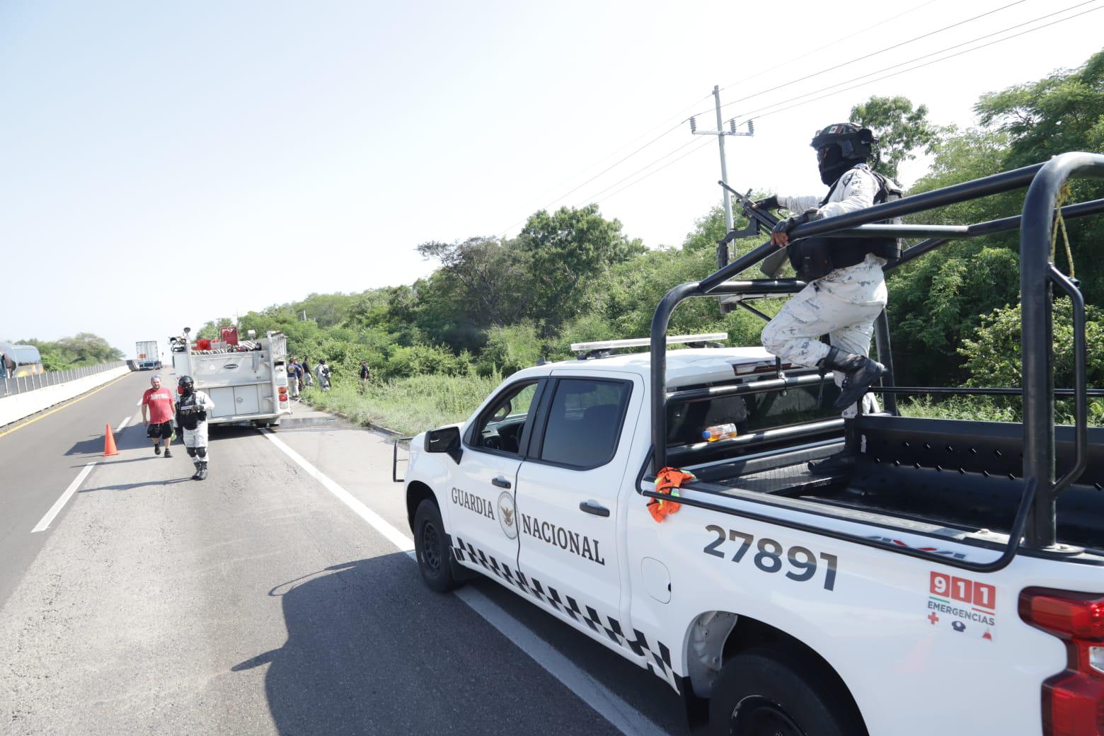 $!Camioneta vuelca y se incendia en la Autopista Mazatlán-Culiacán; hay dos lesionados