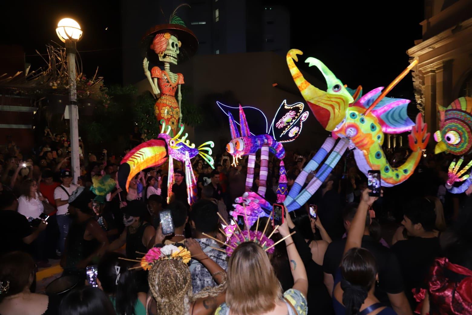 $!Vive el Centro Histórico de Mazatlán la tradicional Callejoneada del Día de Muertos