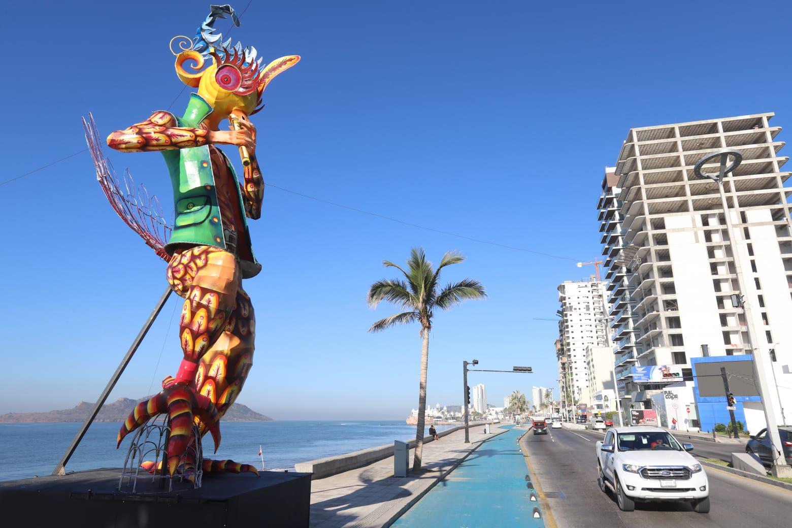 $!Lucen en el Malecón de Mazatlán 6 de los 11 monigotes del Carnaval