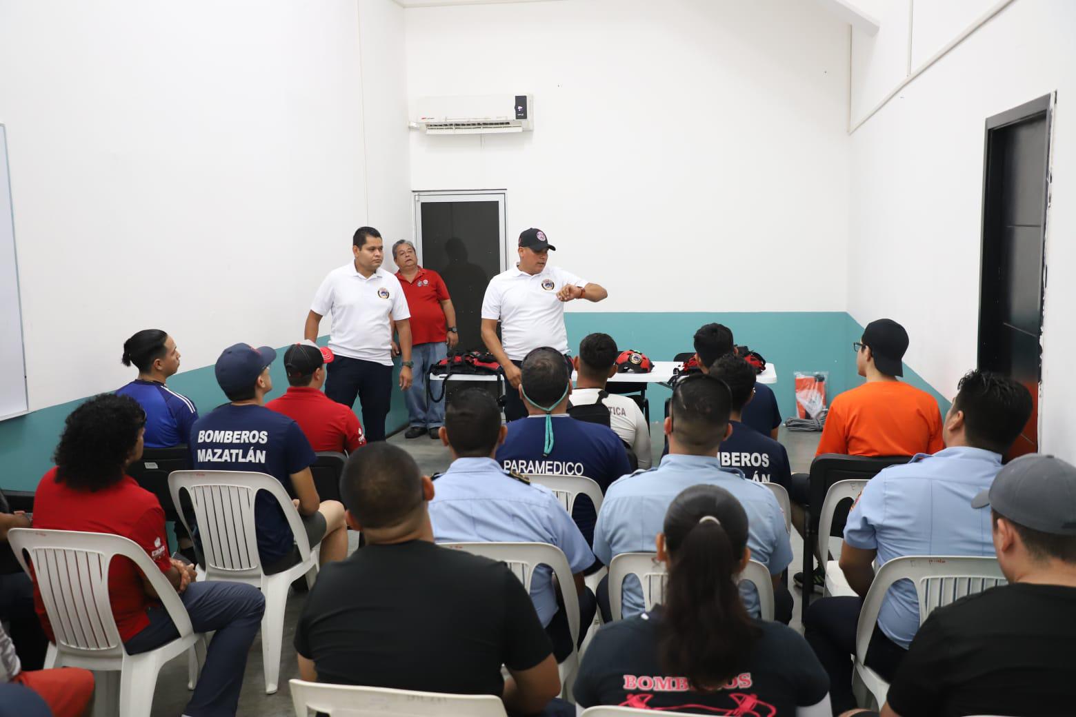 $!Imparten a salvavidas curso de certificación en rescate en áreas inundadas y corrientes rápidas