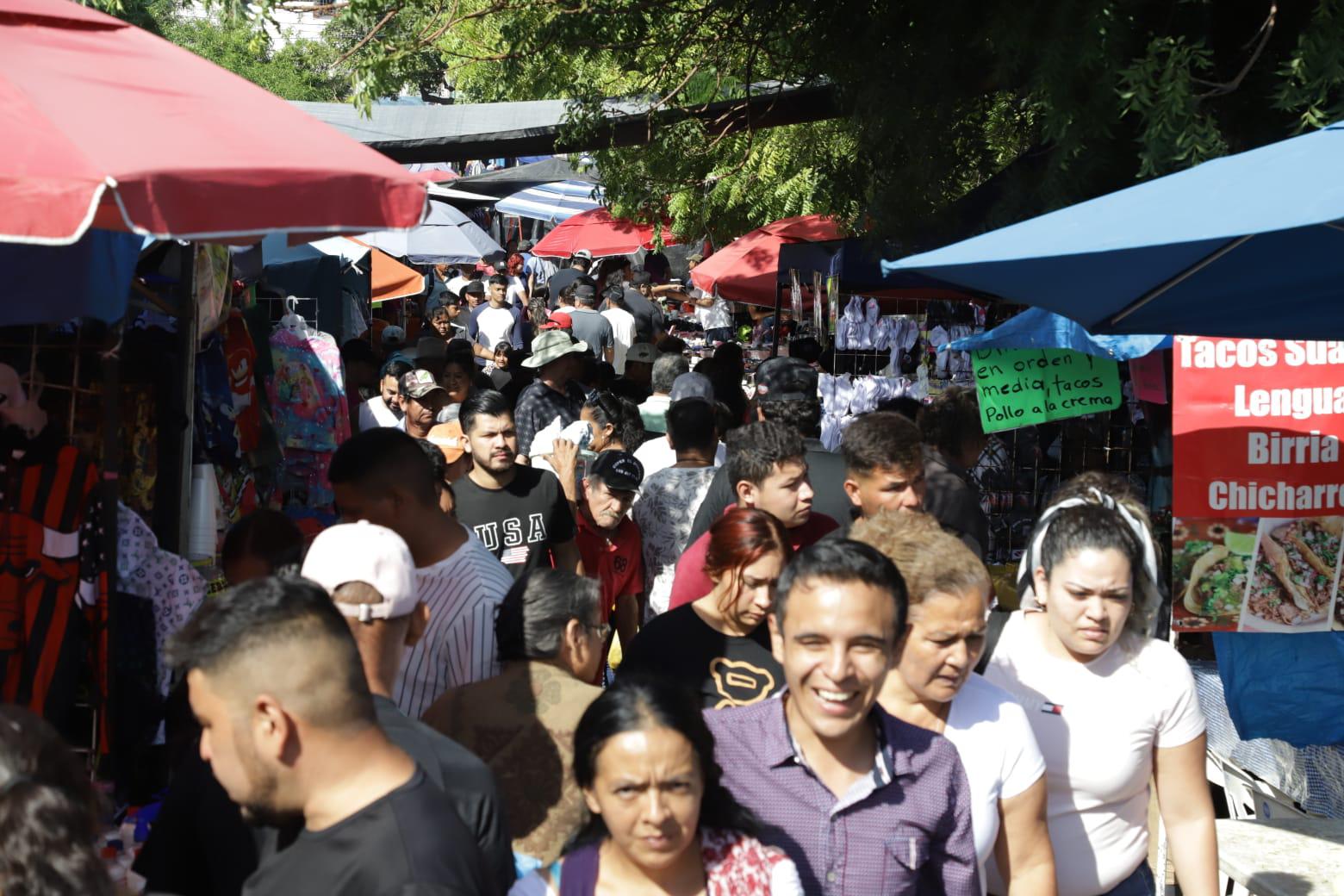 $!Abarrotan tianguis de la Juárez por compras navideñas, en Mazatlán