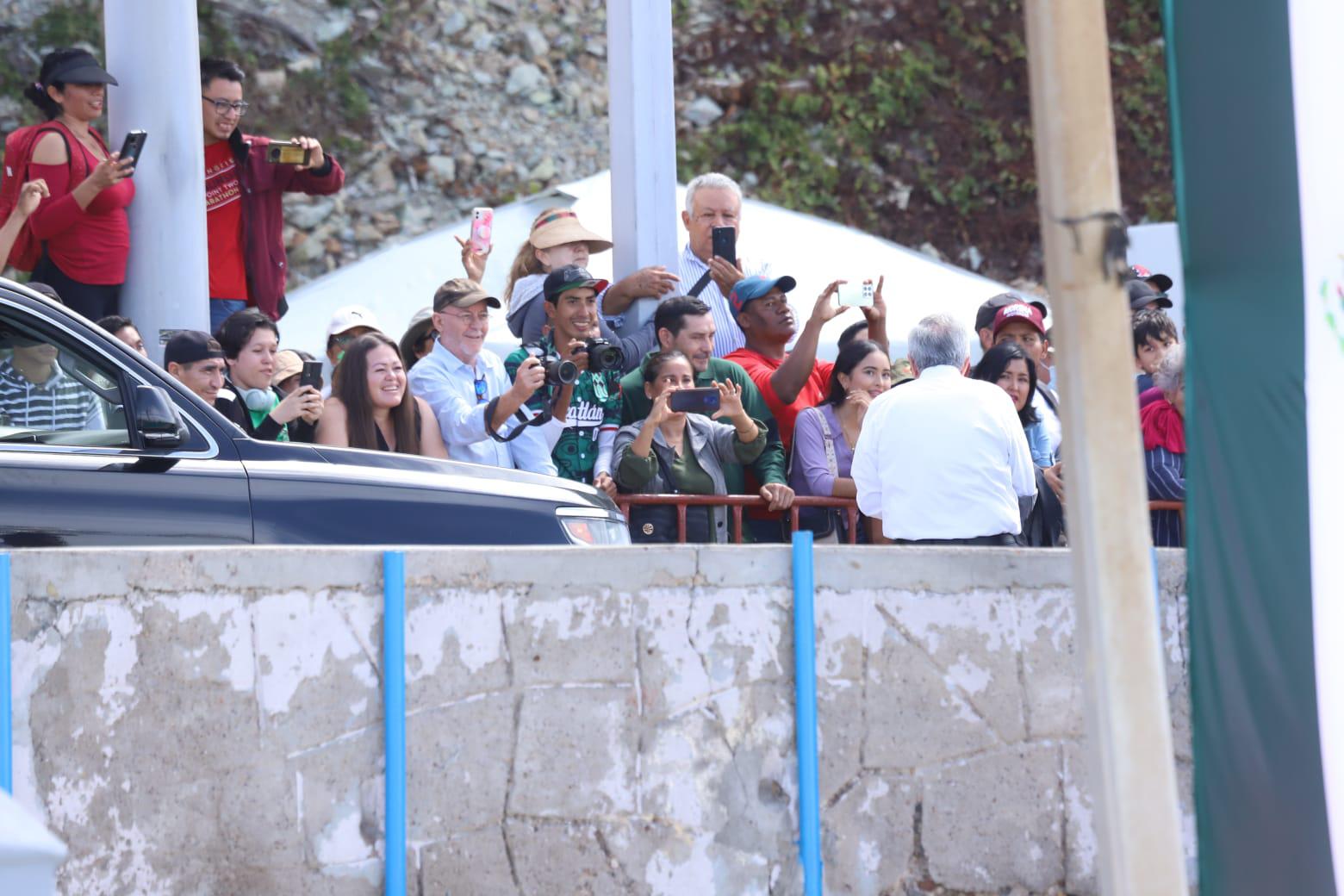 $!Encabeza AMLO celebración del Día de la Bandera en la Glorieta Sánchez Taboada de Mazatlán